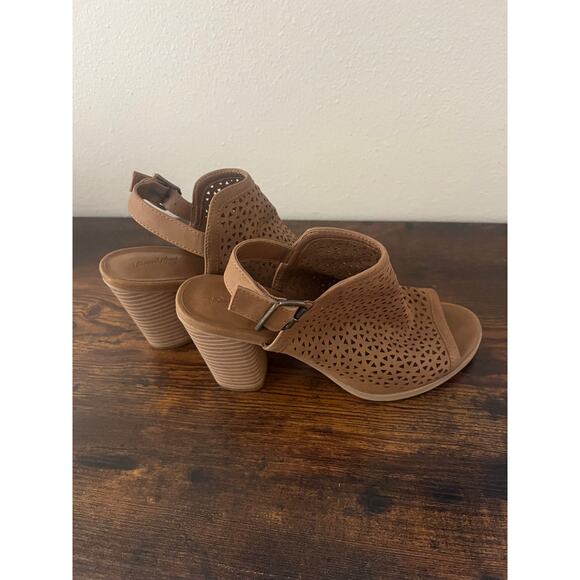 Universal Thread Perforated Block Heel Sandals - Size 8.5 - Picture 3 of 5